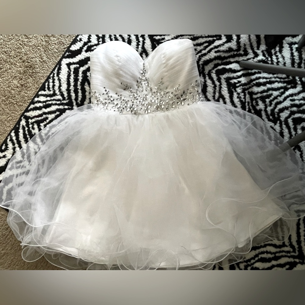 White Strapless A-line Sequined Mini Wedding Dress. Bride. Size 8.